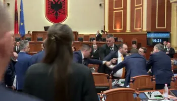 VIDEO/ Momenti i sherrit, Balliu tenton të godasë Ballën me grusht në Kuvend