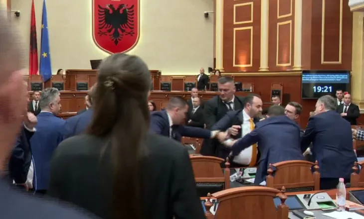 VIDEO/ Momenti i sherrit, Balliu tenton të godasë Ballën me grusht në Kuvend