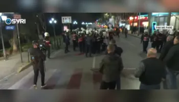 VIDEO/ Momenti kur efektivi i ‘Shqiponjave’ godet me shkop gome deputetin e PD, Xhelal Mziu