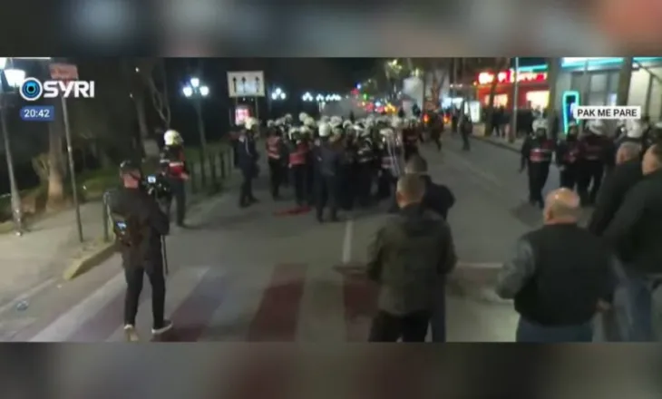 VIDEO/ Momenti kur efektivi i ‘Shqiponjave’ godet me shkop gome deputetin e PD, Xhelal Mziu