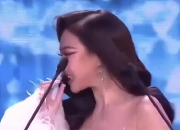 VIDEO/ Momenti shkon viral, konkurrentes së Miss Grand Thailand i bien dhëmbët në skenë