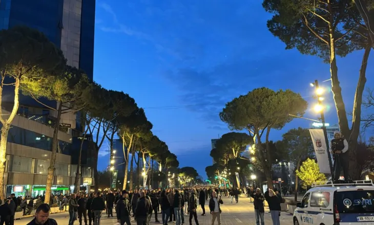 VIDEO nga protesta e PD, ja çfarë po ndodh përballë Kryeministrisë