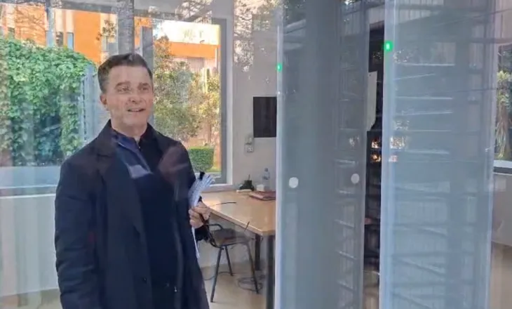 VIDEO / “Nuk ka shanse”! Shtyhet seanca e Braçes për shpifje, i padituri nuk paraqitet në GJKKO