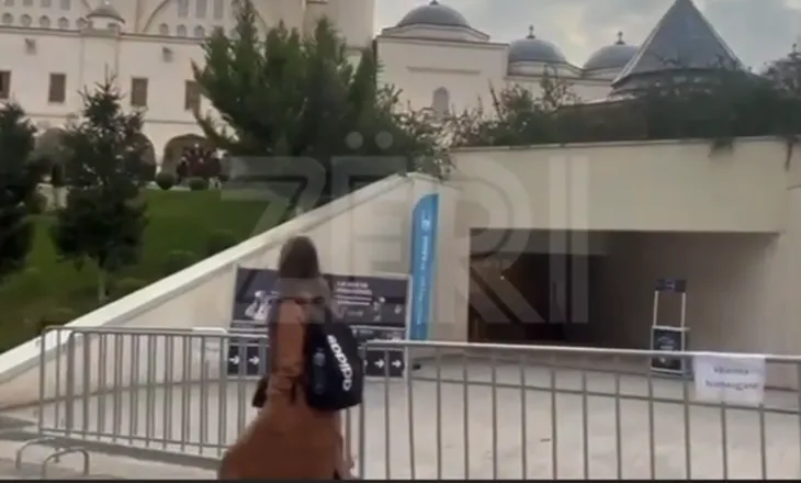 VIDEO/ Pak minuta para nisjes së protestës, “blindohet” me gardh metalik xhamia e Namazgjasë