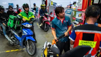 Video/ Panik në Tajlandë, njerëzit vrapojnë me bidona në duar për t’u furnizuar me karburant ​​pas rritjes së çmimit