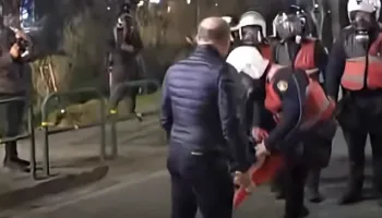 VIDEO / Polici mori flamurin që po shkelte Mziu, Lamallari: Respekt që e lartësoi simbolin kombëtar