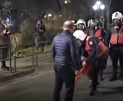 VIDEO / Polici mori flamurin që po shkelte Mziu, Lamallari: Respekt që e lartësoi simbolin kombëtar