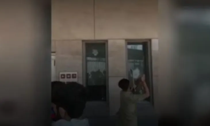 VIDEO/ Protestues pro Iranit sulmojnë konsullatën amerikane në Karaçi, 6 të vrarë