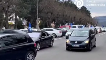 VIDEO/ Qindra mbështetës të opozitës pushtojnë rrugët drejt Tiranës për protestën e sotme