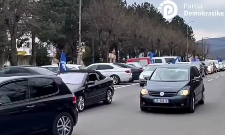 VIDEO/ Qindra mbështetës të opozitës pushtojnë rrugët drejt Tiranës për protestën e sotme