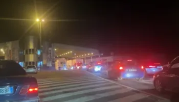 VIDEO/ Rama e çoi 220 lek çmimin e naftës, qytetarët dynden në Mal të zi të mbushin makinat