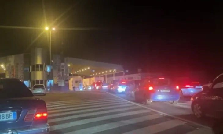 VIDEO/ Rama e çoi 220 lek çmimin e naftës, qytetarët dynden në Mal të zi të mbushin makinat