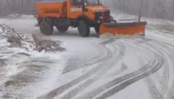 Video/ Rikthehen reshjet e dëborës në Korçë, zbardhet segmenti rrugor Boboshticë-Dardhë