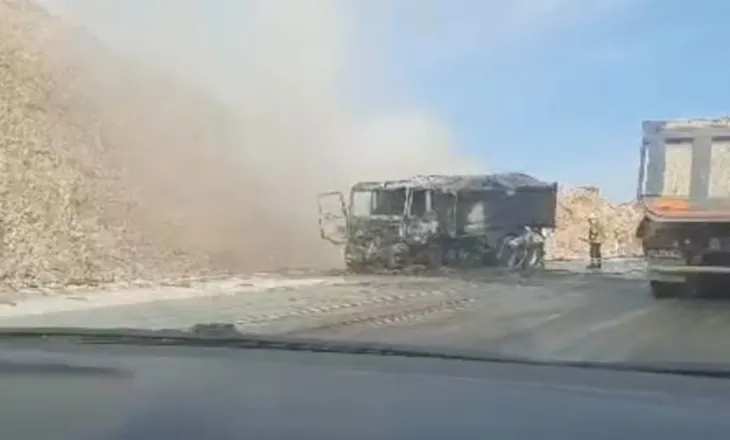 Video/ Shkrumbohet një kamion në Bypass-in e Vlorës, shpëton pa lëndime drejtuesi i mjetit