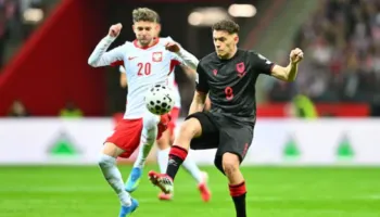 VIDEO/ Shqipëria udhëheq në Poloni, Hoxha i dhuron kryesimin kombëtares