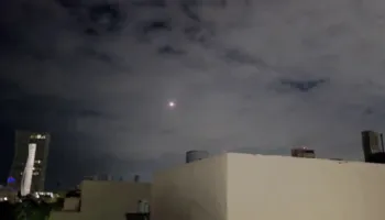 VIDEO/ Sulm çdo 40 minuta, Tel Avivi goditet 3 herë gjatë natës nga Irani, TCH siguron pamjet nga momenti kur raketat shkatërrohen në ajër nga Izraeli