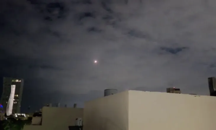 VIDEO/ Sulm çdo 40 minuta, Tel Avivi goditet 3 herë gjatë natës nga Irani, TCH siguron pamjet nga momenti kur raketat shkatërrohen në ajër nga Izraeli