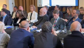 VIDEO/ Vijon takimi i Ramës me grupin parlamentar dhe anëtarët e qeverisë, e pranishme edhe Spiropali