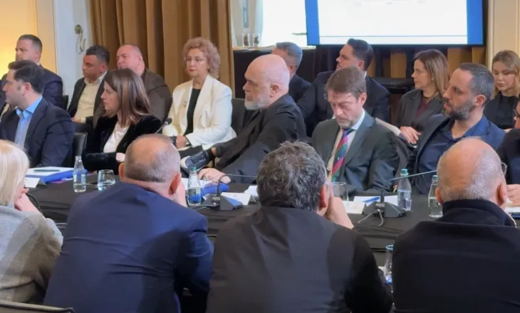 VIDEO/ Vijon takimi i Ramës me grupin parlamentar dhe anëtarët e qeverisë, e pranishme edhe Spiropali