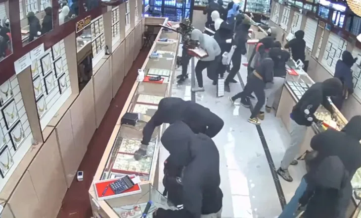 Video/ Vjedhje spektakolare brenda një minute, ja si 20 hajdutët grabisin mallra me vlerë 1.4 mln dollarë