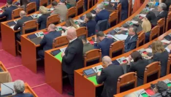 VIDEO / Votimi për imunitetin e Ballukut, mungojnë 3 socialistë. Balla ruhet me gardist