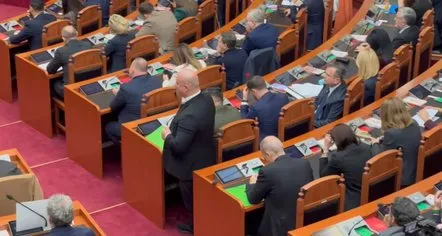 VIDEO / Votimi për imunitetin e Ballukut, mungojnë 3 socialistë. Balla ruhet me gardist