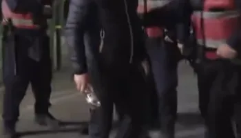 VIDEO/ Xhelal Mziu shkel flamurin shqiptar gjatë protestës, Policia ndërhyn dhe e merr nga toka