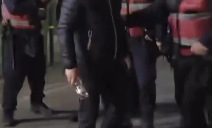 VIDEO/ Xhelal Mziu shkel flamurin shqiptar gjatë protestës, Policia ndërhyn dhe e merr nga toka