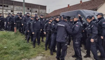 VIDEO/ Zgjedhjet lokale në Serbi, vëzhguesit e qendrave të votimit sulmohen dhe kërcënohen