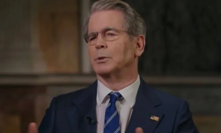 Videoja që po bën xhiron e rrjetit, ministri amerikan ndërpret intervistën pasi telefonohet nga Trump, kthehet me zërin duke iu dridhur  