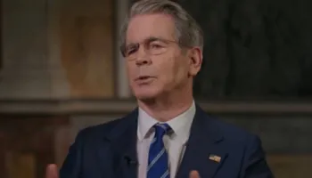 Videoja që po bën xhiron e rrjetit, Sekretari i Thesarit ndërpret intervistën pasi telefonohet nga Trump, kthehet me zërin duke iu dridhur