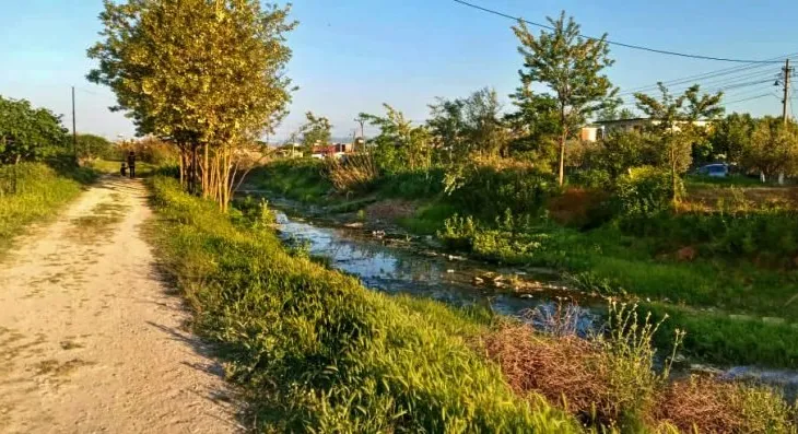 Vija e Ngjalës” në Fier, ndotje masive dhe rrezik serioz për shëndetin e banorëve