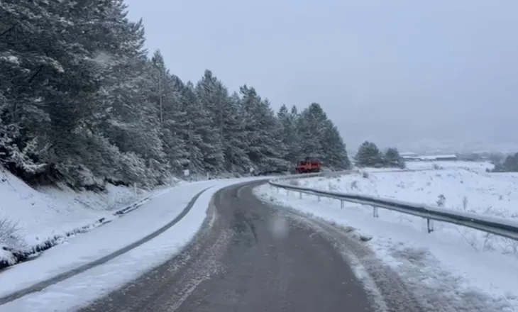 Vijojnë reshjet e borës në qarkun e Korçës, nuk raportohet për problematika në qarkullim