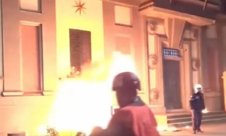 Vijojnë tensionet/ Hidhen molotovë e fishekzjarre në drejtim të Ministrisë së Brendshme