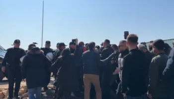 Vijojnë tensionet në Rrjoll, banorët përplasen me policinë, disa të shoqëruar