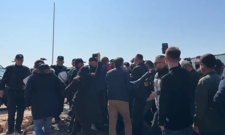 Vijojnë tensionet në Rrjoll, banorët përplasen me policinë, disa të shoqëruar