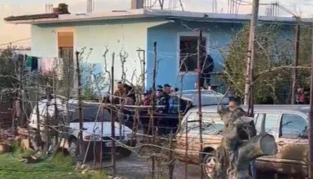 Viktimat u gjetën në shtrat! Pse policia shkoi në banesën e çiftit disa ditë më parë
