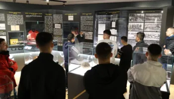 Vizitorë të veçantë vizitojnë mini-ekspozitën filatelike në “Shtëpinë e Futbollit” (foto)