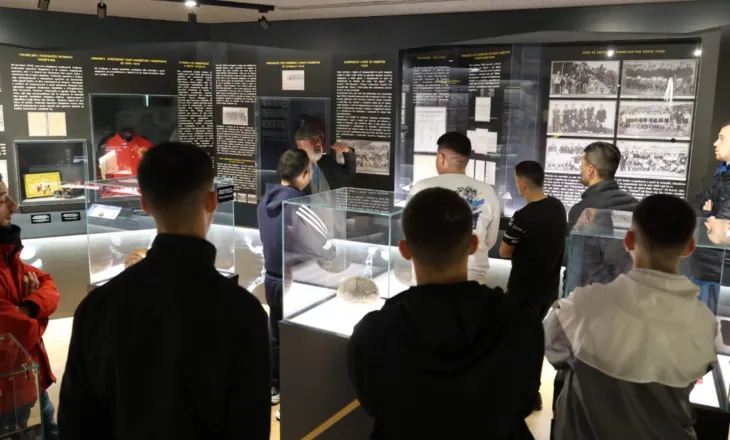 Vizitorë të veçantë vizitojnë mini-ekspozitën filatelike në “Shtëpinë e Futbollit” (foto)