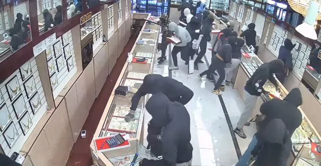 Vjedhja si në filma, rreth 20 hajdutë grabisin bizhuteri me vlerë mbi 1.4 milionë euro në pak sekonda