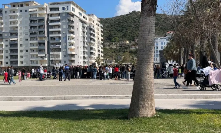 Vlonjatë dhe turistë festojnë Ditën e Verës pranë bregdetit