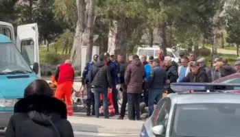 Vlorë/ Aksident në zonën e Skelës, automjeti përplas të moshuarin që po kalonte vijat e bardha