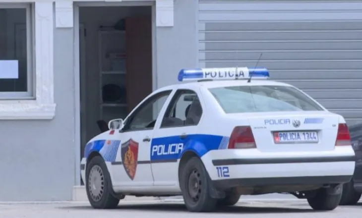 Vlorë/ Kanosi me armë një person, shpallet në kërkim 26-vjeçari