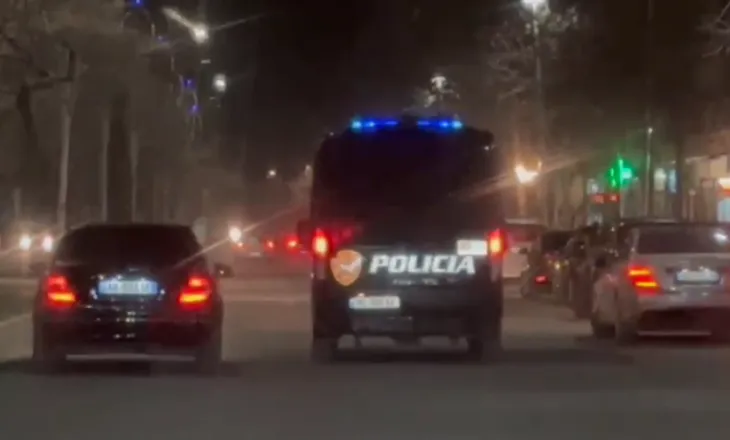 Vlorë/ Turisti i huaj grabitet në mes të Lungomares, i marrin me forcë varësen nga qafa