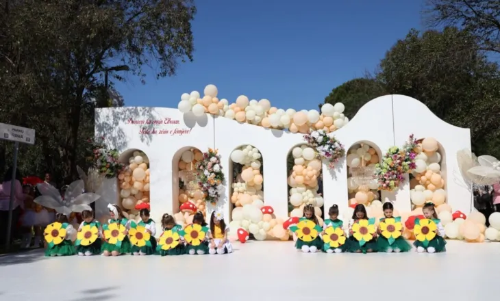 Vogëlushët mbushin Parkun “Rinia” me këngë dhe buzëqeshje për Ditën e Verës