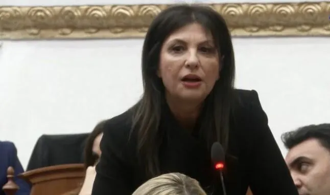 “Votimi mes kaosit, fytyra e pushtetit që po shkërmoqet”, Topalli: Ministrat e vërtetë, kapot e grupeve të të fortëve