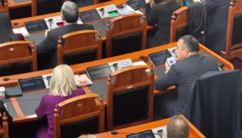 Votimi për ‘Ballukun’! Spiropali e Xhafaj, socialistët që mungojnë në Kuvend