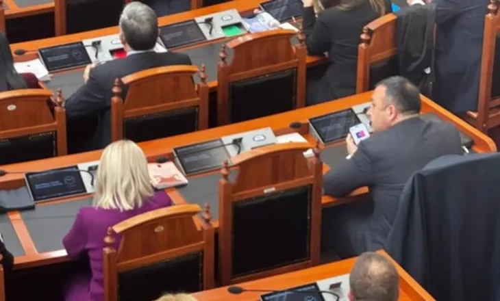Votimi për ‘Ballukun’! Spiropali e Xhafaj, socialistët që mungojnë në Kuvend