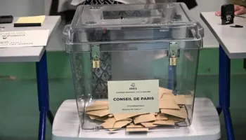 Votuesit francezë drejtohen në qendrat e votimit për raundin e parë të zgjedhjeve lokale