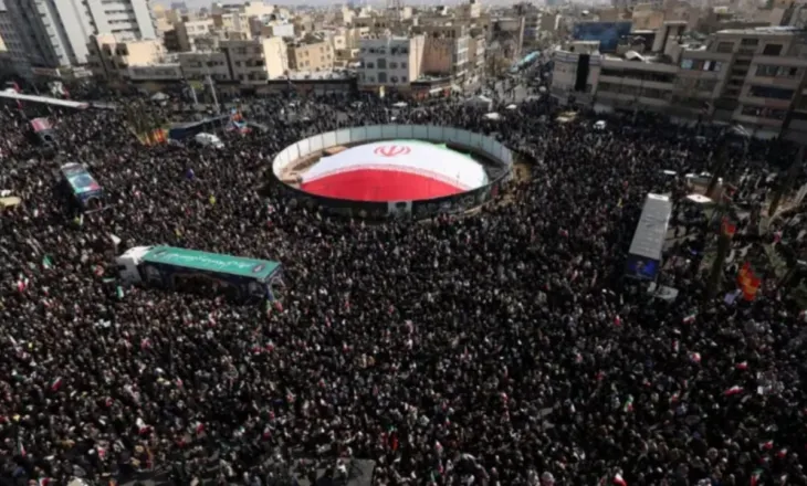Vrasja e dy zyrtarëve të lartë iranianë/ Teherani “pushtohet” nga turma njerëzish, qytetarët nderojnë liderët e rënë